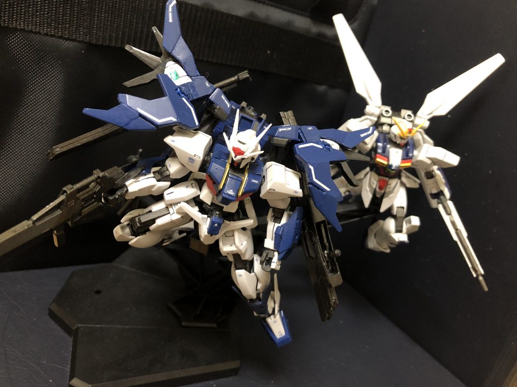 oyz「リク君、ユッキー君。前回のミッションはご苦労様だったね。君たちの実力を改めて確認させて貰ったよ。」
リク「まだ、次のミッションがあるんですか?」
oyz「そう、先程のミッションは言わば機体に慣れて貰う為の練習だよ。次のミッションが本番さ。受けてくれるかね?」
リク「はい。」
oyz「さすがだね。ではリク君には引き続きダブルオースカイ-ハイウィンドに搭乗してもらう。」
ユッキー「まさか僕も....?!」
oyz「ユッキー君、君は見事に前回のミッションでルナマリアシンクロ度を100%到達したからね。この機体に乗ってもらおう。」
ユッキー「この機体?」
oyz「そう、この“すーぱーるなまりあ”に!」
ユッキー「!!!(;゚Д゚i|!) 」
oyz「どうだい?ルナマリアとシンクロした君になら乗りこなせるさ。」
ユッキー「リッ君!ごめん!このミッションは僕、参加出来ない!じゃ、コレで!」
oyz「ちょっと待って!逃げないで!冗談だよ、冗談。U・S・Aジョーク!(・ω・;)
ユッキー君!ココにある物で好きに選んでいいから。」
ユッキー「...また変なことにならないでしょうね?」
oyz「大丈夫、大丈夫。じっちゃんの名にかけて大丈夫だから。」
ユッキー「ホントですか?じゃあ、“Xガンダム魔王”にします。」
oyz「そうか...、残念だが仕方ないな...。(すーぱーるなまりあが良かったなあああ。)」
ユッキー「何か言いました?」
oyz「い、いや。なんでもない。(・ω・;)」
oyz「では次のミッションだが、エスタニア・エリアにある秘境、龍王峡にある、”ヴィシュラの秘宝“を獲得することが目的だ。ミッションランクはS級。詳しく説明は出来ないがNPCもいる世界だ。クエスト的な内容でもある。GBN内で自分で判断して行動するんだ。」
リク「タイガーウルフさんのフォースがあるエリアですね。」
oyz「ちなみに、そこには鉄血衆という武装集団のナワバリだ。」
ユッキー「ええっ?ヤバそうじゃないですか!」
リク「ダブルオースカイ-ハイウィンド、行きます!」
ユッキー「Xガンダム魔王、出ます!」