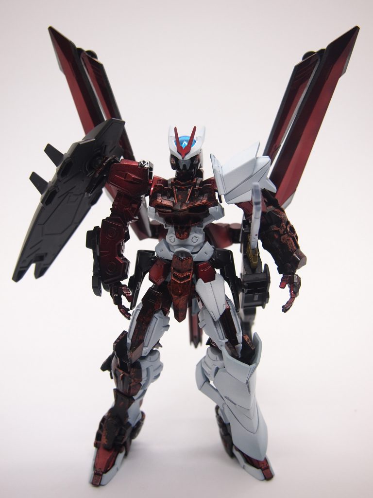 本機体は名前にアストレイノーネイム”改”とあるが、
これは原典であるアストレイレッドフレーム改に準じた物で、
開発時期はノーネイムと同時期または直前であるとされる。
レッドフレーム改の特徴であるタクティカルアームズⅡLの
各武装はおおよそ再現されている。