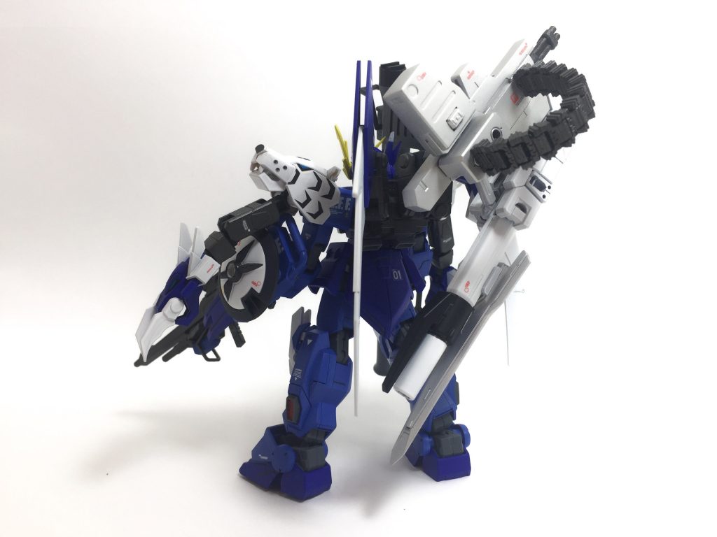 ◆フル装備(正面・背面)
なりきり度を上げる為、格闘機体であるジーエンアルトロンに出来る限りの射撃武器を装備。