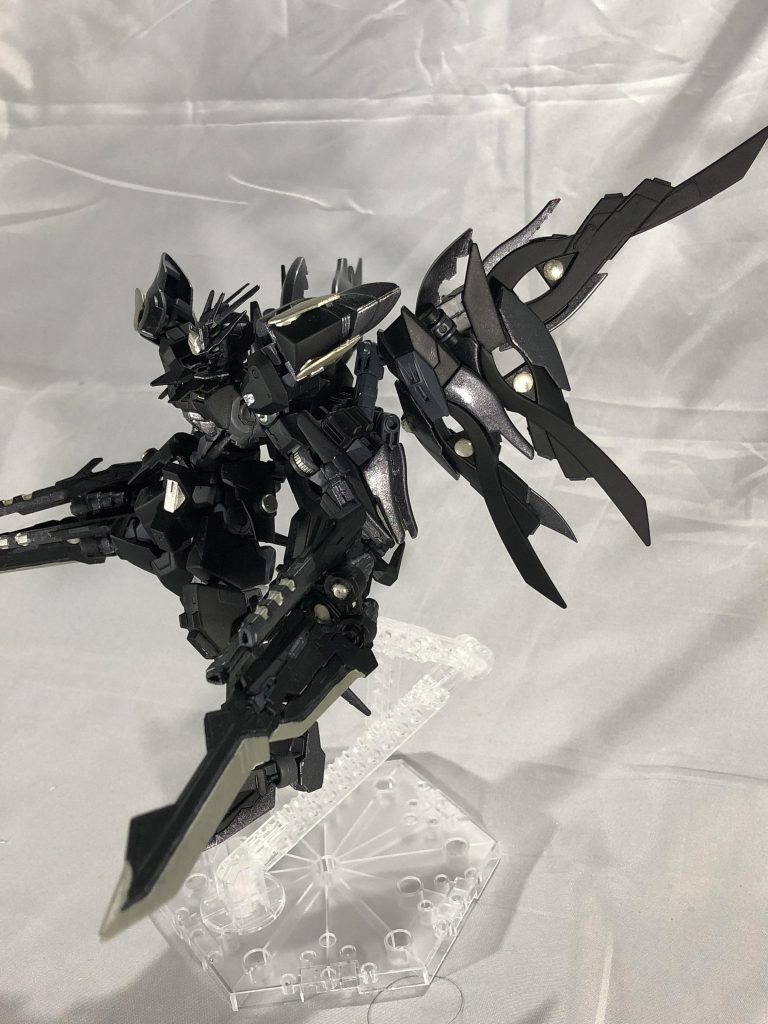 高機動モード。バックパックを後ろに広げ、機動力を最大限まで高めています。出力を最大にまですれば、トランザムにも匹敵するスピードはありますが出力のみのスピードのため、熟練した反応速度が無いとこちらから攻撃が出来ません。