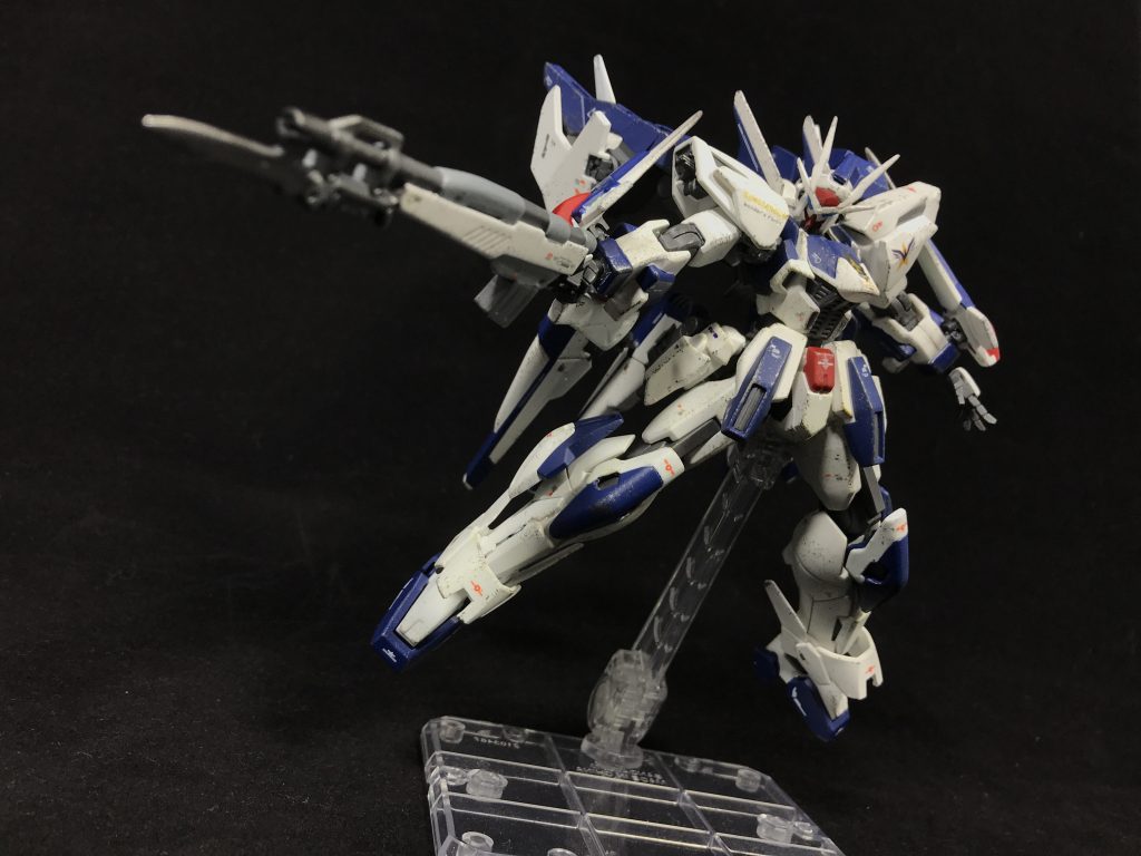 ## [実弾式自動小銃:M91 ピークス]
ウェントゥス・レーニスの基本装備の１つ。
ジムスナイパーⅡのスナイパーライフルを改造して作られた自動小銃。

やや型の古い銃をイメージして作られており、先端には銃剣が装着されている。

精密単射モードと連射モードを切り替えることが可能で、目標との距離や相対速度といった状況に合わせて使い分けることができる。

ピークスとはラテン語でキツツキの意味。