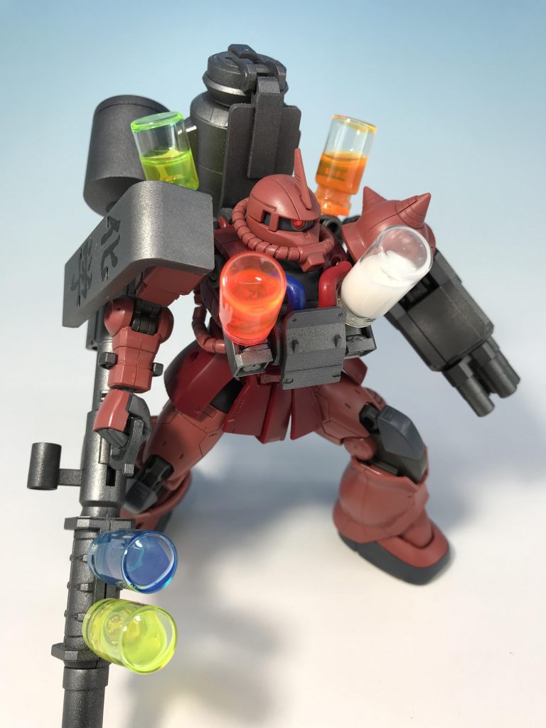 引いて見るとこんな感じ。
全身に意味深なボトルが。