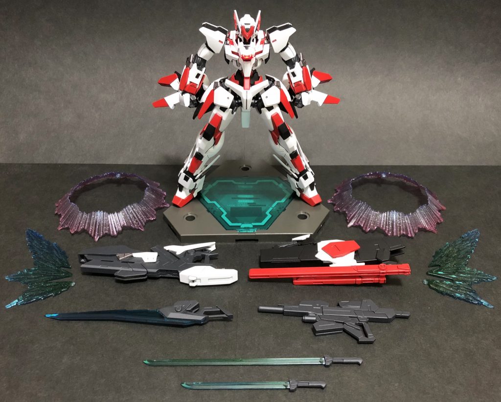 〈塗装前とトランザムイメージ〉カラーリングはホワイト×レッドorグレー×ブラックで悩みましたが、結果として納得行く形にできたと思っています。良い感じにヒーロー感が出たのではないかと(*'ω'*)