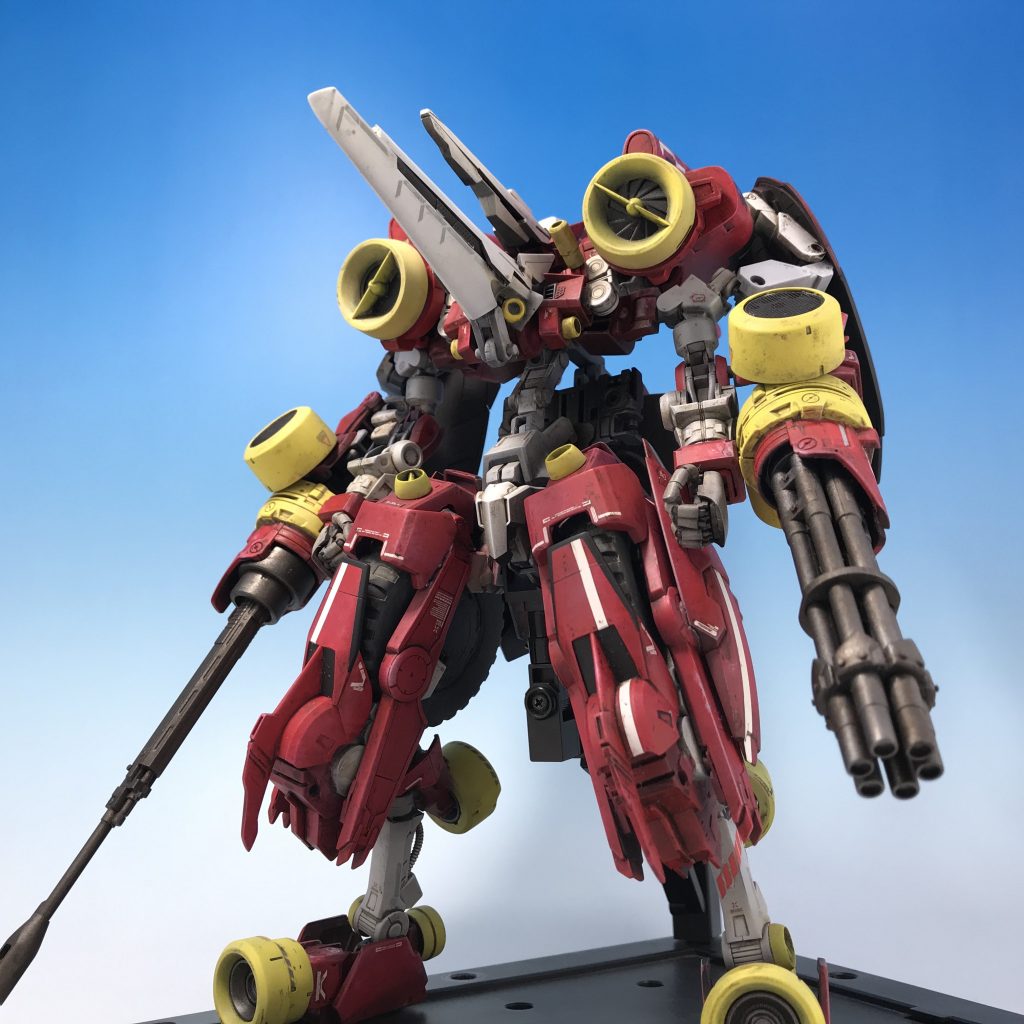 アオリで見るとこんな感じ。
MGよりデカイです。
でも構成部品はほぼHG。