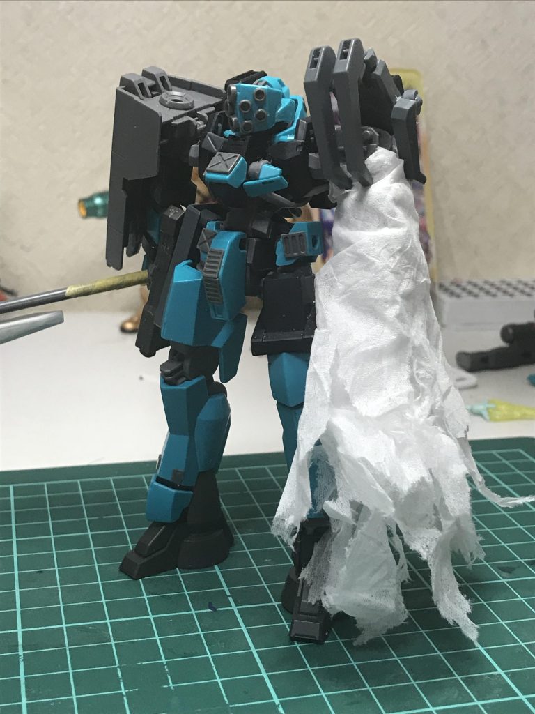 基本はグレイズリッターと鉄血オプション、左腕はユーゴーの脚とジャンクから、戦斧もジャンクパーツで作っています。目や増加装甲はディテールパーツ。
ボロ布はティッシュに塗料ぶっかけただけの簡単マントです、隠すためのボロマント、いいよね…