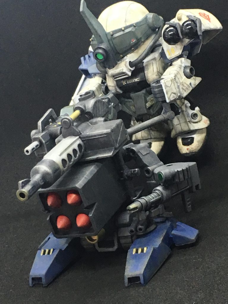 ビッグガンモード
移動兵装ユニットビッグガンを呼び出し一斉掃射する際のモードとなります
カッコつけてるのに背が足りず体が浮いてる所がSDらしく可愛いなと個人的に思っています。
コミカルな体勢と裏腹に威力は凄まじいです。
全弾使い切る必殺技という位置付けですのでその後はコンバットナイフと手榴弾、左手型バックパックからのビーム砲しか使用できなくなります。
出撃時はビッグガンの各種武装から一つ選び装備し出撃するのが基本で大体取り回ししやすいザクマシンガンを携行し出撃します。