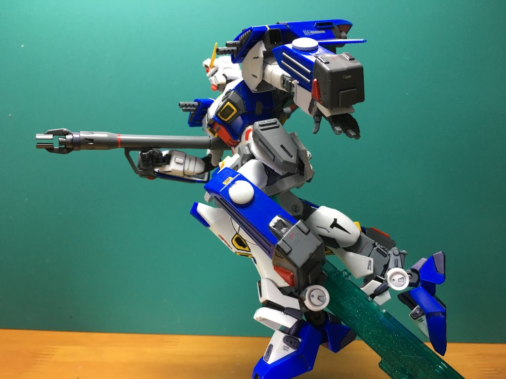 　足の17tプロペラントタンクは軸が短めな印象です。全体的に言えることですが、潔いほどにモナカ割りでした。しかし左右で肉厚が違う部分も見受けられ、合わせ目で段差が出来ていました。