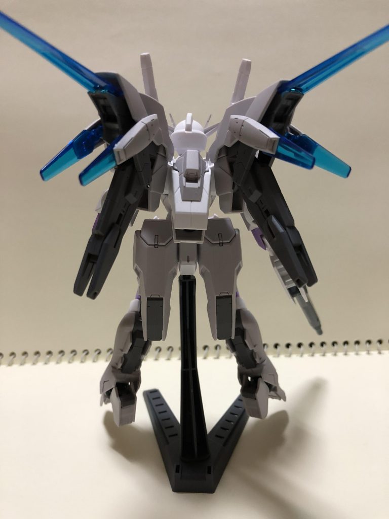 背面です。
FXのCファンネルを接着しました。
腕にはエースユニットの薄いGNドライブを接着しました。