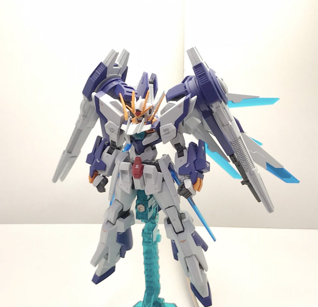 正面。コンバートされたスクランブルガンダムの翼は大型GNコンデンサーも兼ねており、ツインドライヴから供給される粒子を増幅して余剰エネルギーの一部を蓄積することで後述する各種武装の粒子消費量を補う目的がある。