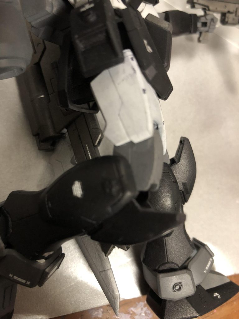 細かすぎて伝わらない改修ポイント
関節はやすってディテールダウンしてます
これは上半身のレオと下半身のFSDのモールド量を統一するため。
なので上半分はディテールアップしています。