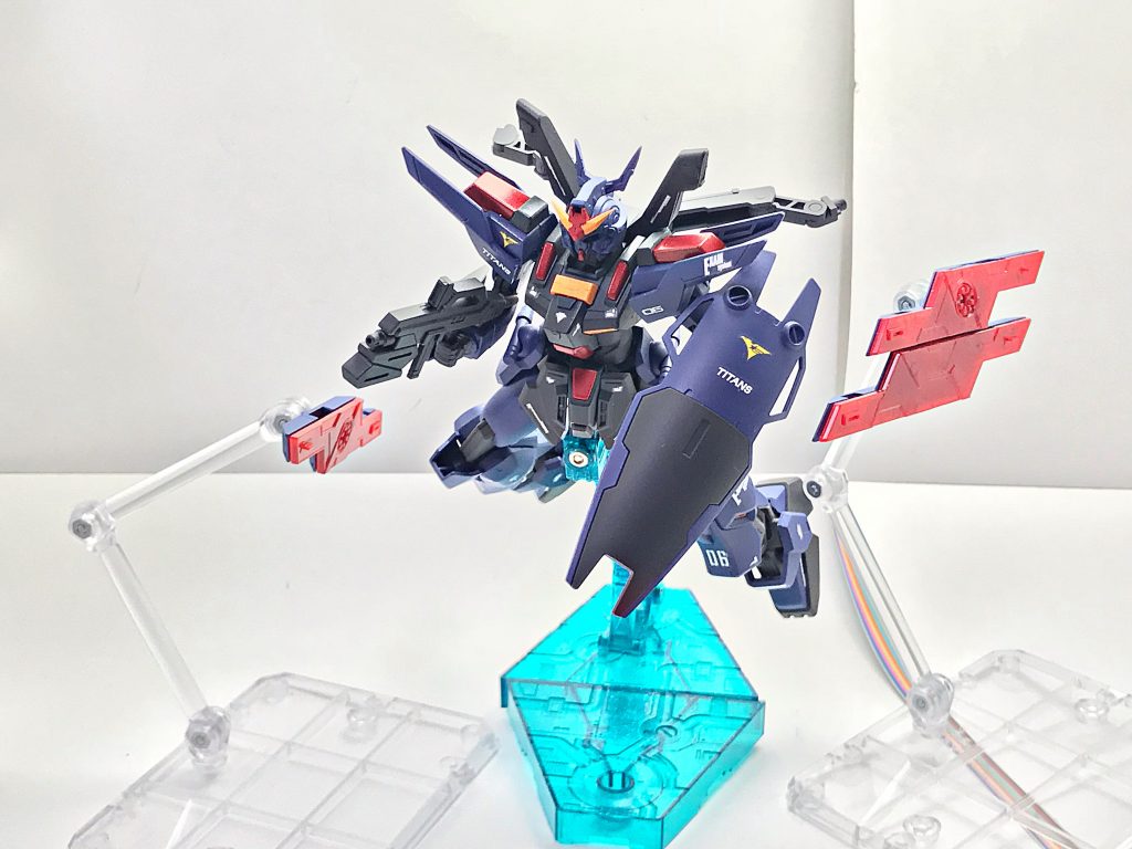 サイコ・プレート。改修元の機体から引き継がれた装備であり、出所不明のサイコ・マテリアルをふんだんに使ったそれは主に質量兵器として運用されるが、機体周辺をオールレンジで防衛する盾としての運用も可能としている。しかし本機に組み込まれているサイコ・マテリアル複合装甲が何らかの理由で破損した場合、本装備から欠損分を取り出す他に修理の手段がなく、盾でありながら損傷を避けなければいけないという本末転倒の様相を呈している。