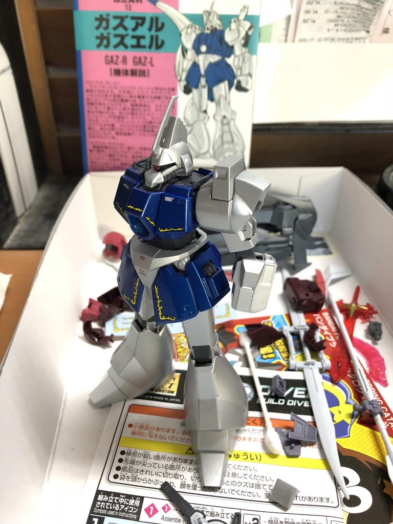 肩が大きいので納め方を考えてガンキャノンの腕とのミキシングに落ち着きました