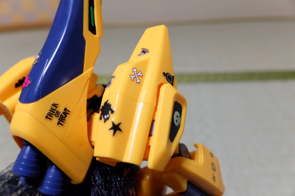 とりっく おあ とりーとってやつです。
肩のところのシールは蓄光塗料を使っているドクロちゃんなので光ります。