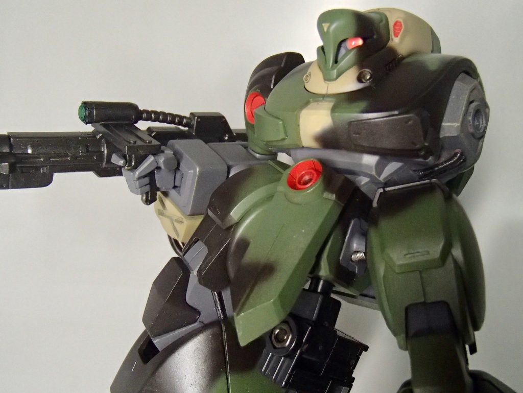 頭部 胴体 腰部
モノアイ可動化&ディテールアップ
首のバルカンはメタルパーツを使用
肩部〜脇腹はフレームが見えている様な感じなので、ネオジオンらしく動力パイプを中心にディテールアップ
腹部の関節軸は脚部の干渉を防ぎ可動範囲を広げる為に3mm前に移動
股関節と拡散メガ粒子砲の根元に動力パイプを追加