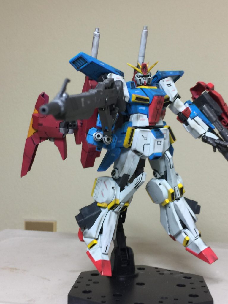 ZZガンダムが ロングライフルを撃つ瞬間
ZZガンダムのダブルビームライフルだと
再現が不可能でしたので
ロングライフルだと 撃つ瞬間を再現できて
良かったです。