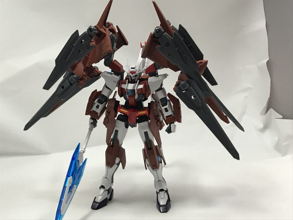 正面のショットです。赤と白をメインカラーに塗装をしてみました。
腰は正面はダブルオーダイバー、裏はダブルオースカイ、サイドにはダブルオーダイバーエースのバインダーを取り付けています。