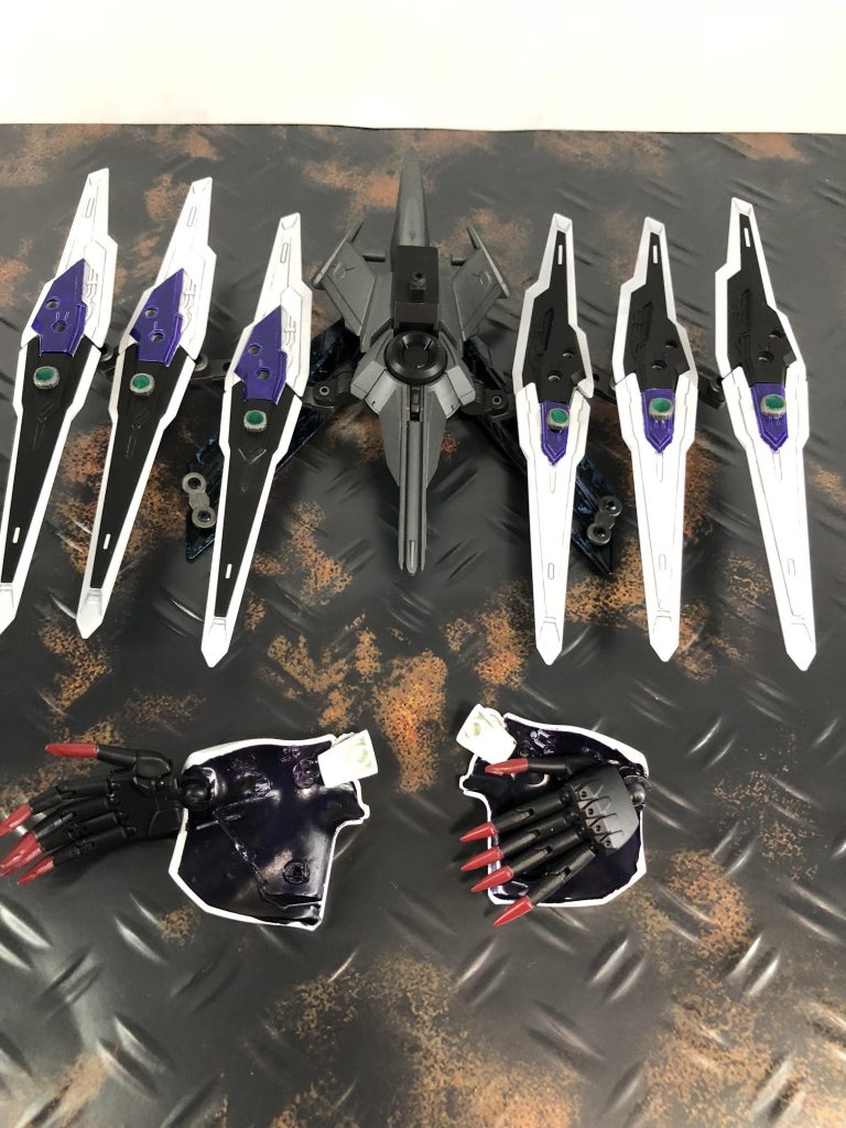 バインダーガンのフルドレスは中心はノーネイムライフルを使ってアームアームズなどで繋げています。
スカートの中の手はキュベレイのハンドパーツを使用し、バインダーガンについてるボールデンアームズの丸いやつを使って稼働させてます。