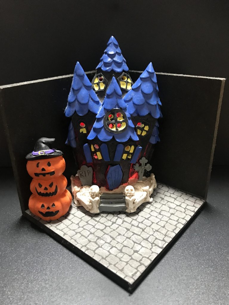 ジオラマは百均の置物を使用してお城はランプが光ります。