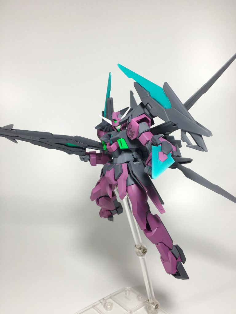 機体色の紫ですが、この色に辿り着くまでに結構苦労してて...自分でも何の塗料をどれぐらいの配分で混ぜたか全然覚えてないですw