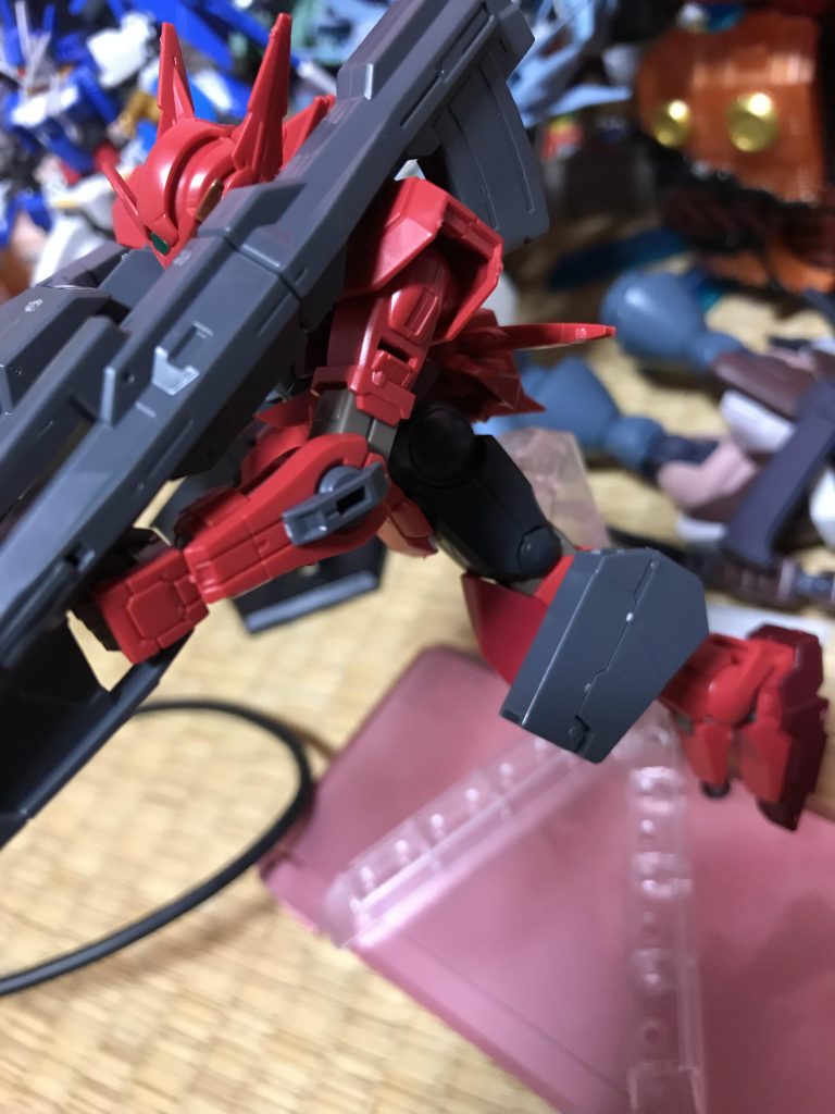 こっそり太もものパーツと膝のパーツをエクシアダークマターのパーツにしてあります。赤だけの時よりスッキリした印象になりました。