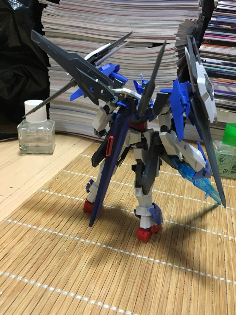 急ピッチで仕上げたので工程写真がありません!
ので構成パーツの紹介します
基本はダイバーエース
腕、脚はケルディム
爪先にリナーシタ
膝装甲はグレイズリッターの太腿を2ミリ厚のプラ板で接続
踝はダイバーエースの膝装甲
腰はGバウンサー
サイドアーマーはダイバーエースにジャンクパーツ
バインダーはオプションシリーズのバインダーガン、リバーシブルのシールド、ダイバーエースのスーパーGNソードⅡの刃先
バックパックはダイバーエースの中央ユニットをバトルアームズで挟み込みその上にダブルオーのフロントアーマー、サイドからボールデンアームズを介してバインダーガン、下のスタビライザーはアメイジングストフリのドラグーン
ライフルのベースに使ったのはご覧の通りカレトヴルッフフェーダー、銃用のグリップを撤去、剣用のグリップを切り詰めバトルアームズ→外にダイバーエースのバインダー、内にパワードアームズのアーム×2を接続、ミサイル部分は適当なリベットで蓋しただけです。