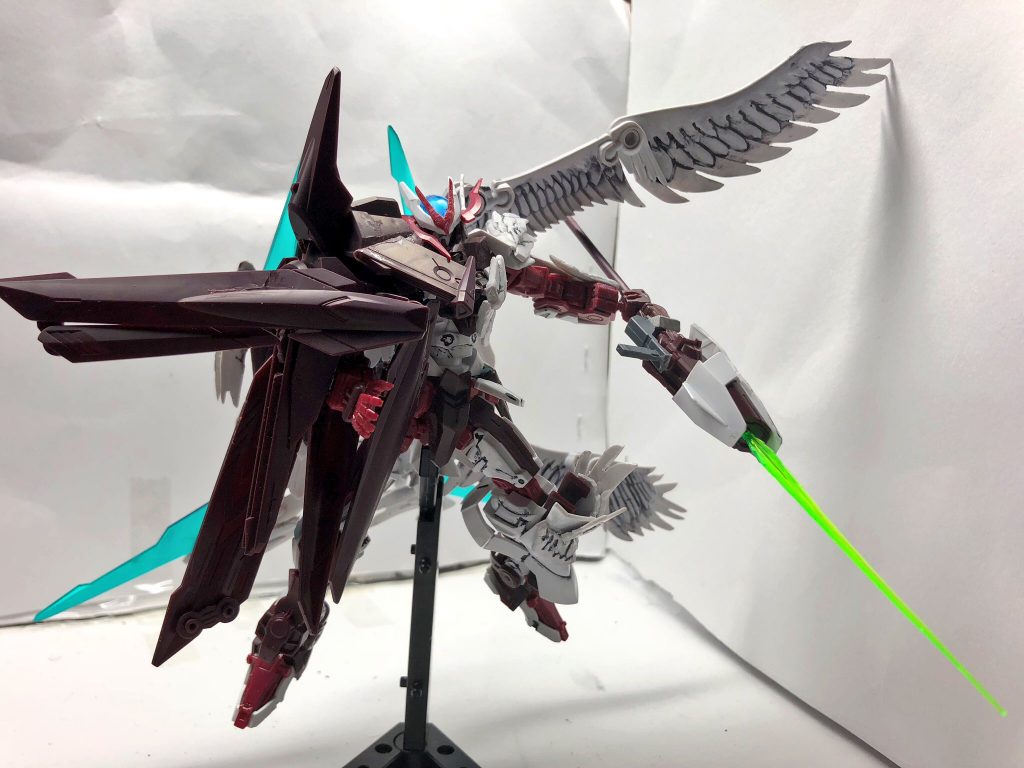 E-コネクトモード
右半身部分のフェザーユニットが展開した形態。
スピーディーで、華麗な戦闘スタイルで戦う。