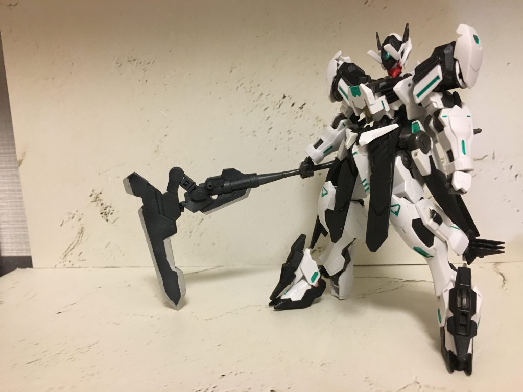 『可変式大型ガンブレード』
ロマンの塊、鎌、大斧、大剣へと可変する特注品のガンブレード。
刀身横に大型のドラムマガジンを備えており、接触時に炸裂し相手をスクラップに変えるもの。
武器の元ネタはFF1リベリオン.FF9ガンブレード
となっています。