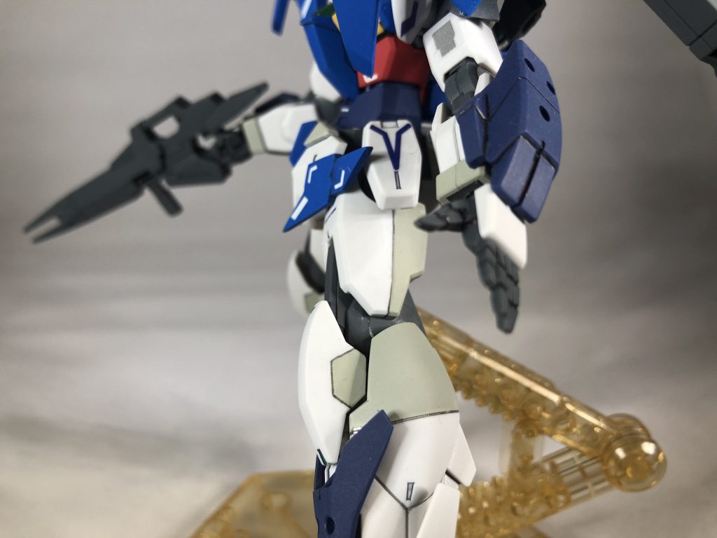 テンプレート使ってヒザアーマーにスジ彫り&塗装。