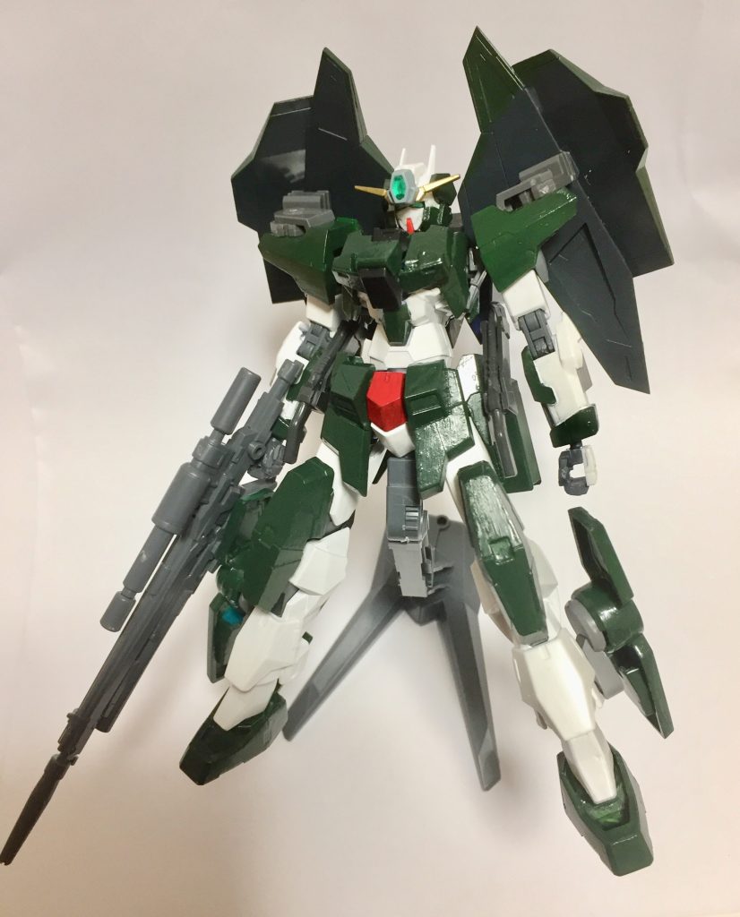 正面。
ライフルはシナンジュのライフルにスコープをつけたもので、腰にアメイジングケンプファーのナイフとGNビームピストルを装備しています。