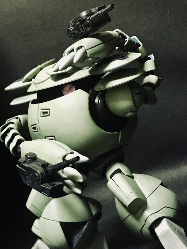 また本機はその高性能な演算装置を使い、射速や跳弾、距離減衰など全て含めた精密な弾道計算が可能。これに合わせ水中型特有のアームパーツを巧みに使い、どういった射撃体勢でも安定して目標に命中させる事が出来る。
更には必殺技として、威力こそ余り変わらないがあえて跳弾をさせ続け、命中するまでどこから弾丸が飛んでくるか敵機は一切分からないという《クレイジーバレット》というスキルを所持している。乱射した弾を任意の箇所に叩き込めるが、欠点としてはこちらも演算の為姿を晒さねばならない。