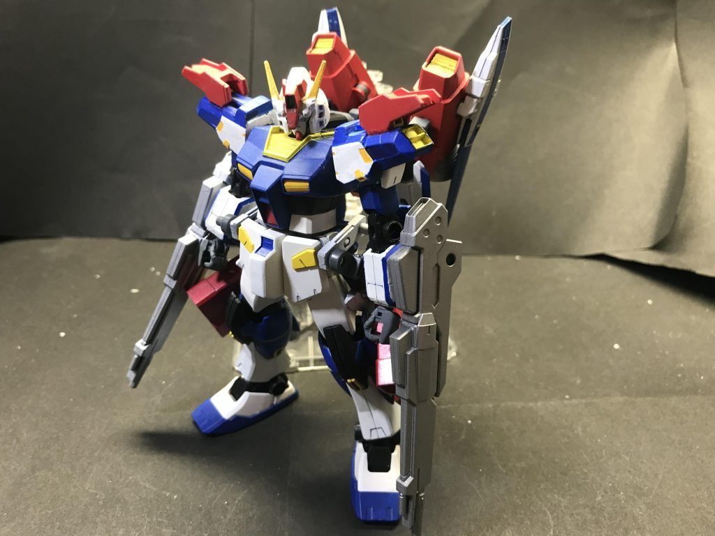 Plus-フェーズ。全てのフェーズ武装とジム時代から愛用するウィングを同時装備！重量はとてつもないが有り余る大推力で強引に運用する。