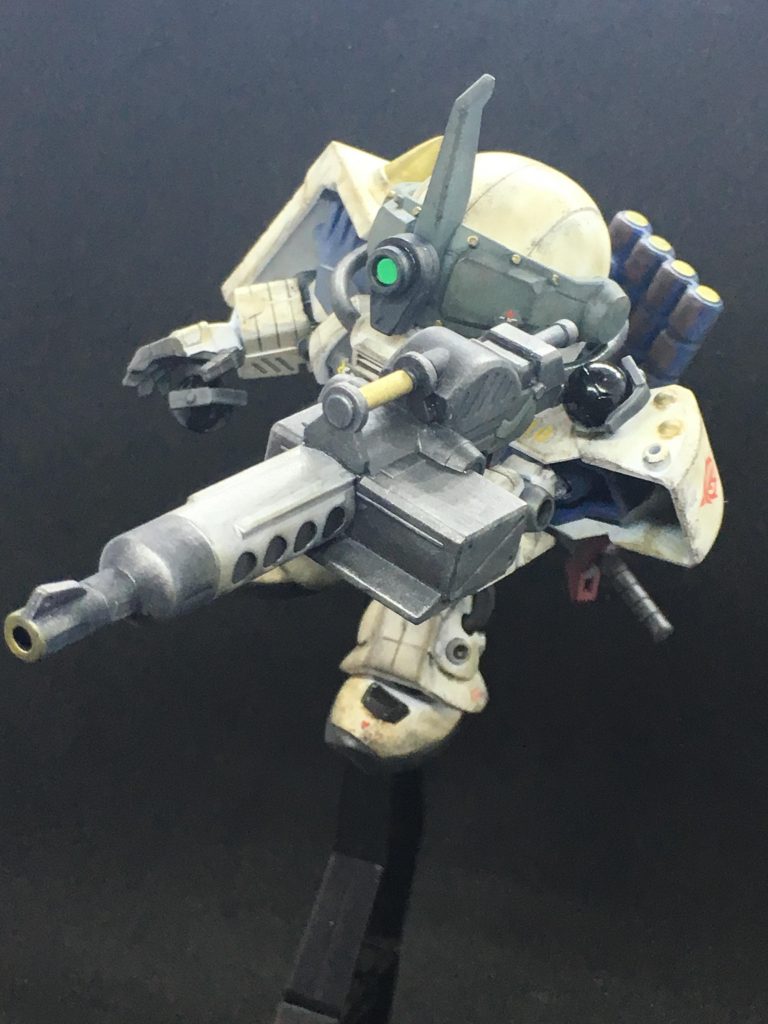 通常モードにて大型マシンガンを構えて…
ザクマシンガン以外の射撃武装使用時はバイザーを下げスコープにて照準を合わせます。