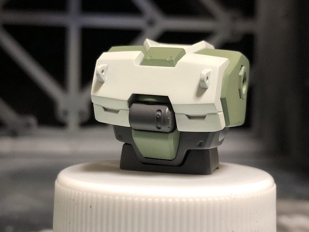 カラーリングを変更しています。塗装色は下記の通りです。

グレー:NAZCA メカサフ SUPER HEAVY
ホワイト: GUNDAM COLOR FOR BUILDERS RX-78 ホワイト ver.アニメカラー
グリーン:Mr.COLOR GUNDAM COLOR MSディープグリーン