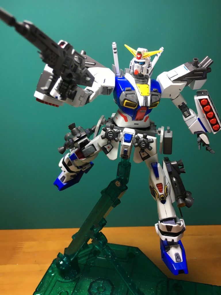 脚部ブースターからは機動性強化型、反対に上半身のオプションからは火力強化型という印象を受けます。しかしこれで「近距離型」とは…。今までに抱いていた「剣を持っている」というイメージが覆されました。