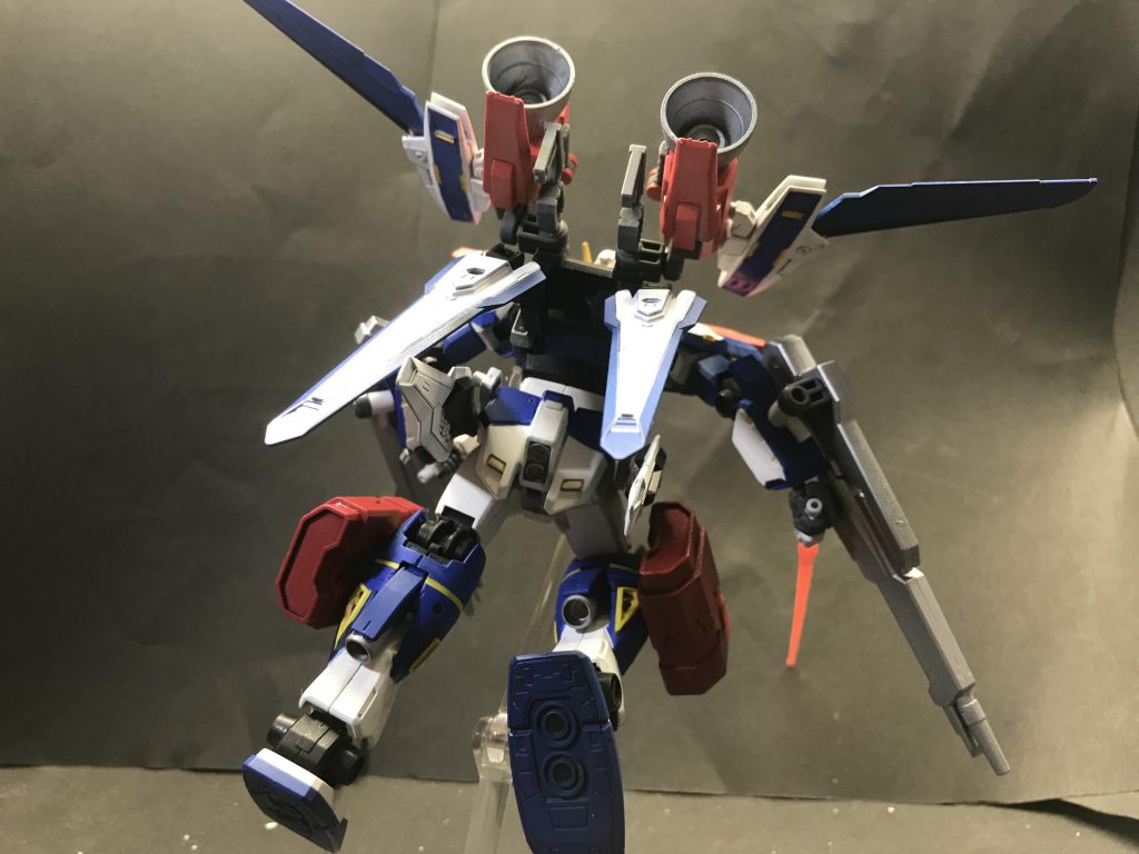 バック。擬似光波推進システムとジェットエンジンの併用により高機動と変速機動を実現。