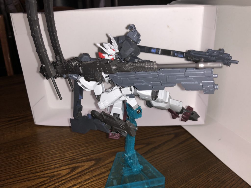 ヒドゥンアームズパック装備型
バックパックを換装する事で多種類の武器を装備できる
右肩部の大型実弾砲は小惑星を粉砕できるほどの威力がある