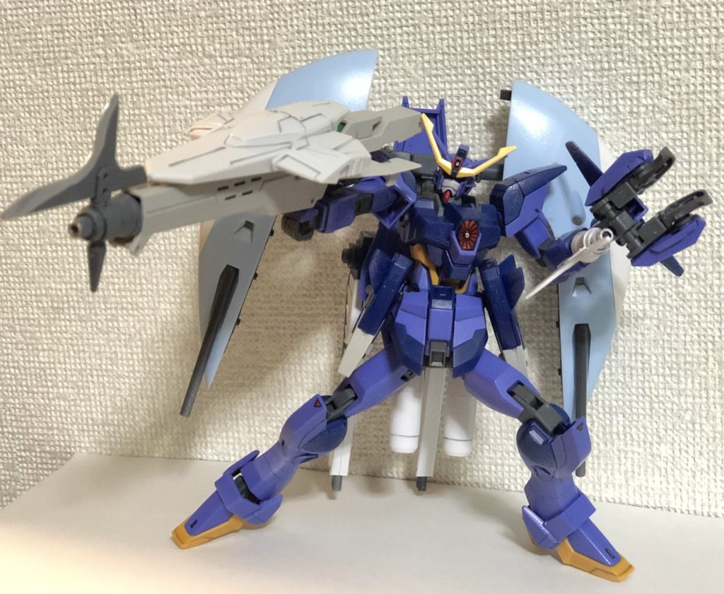 腕にバスターシールドランスを装備。通常時は大型ビームライフルとしても機能します