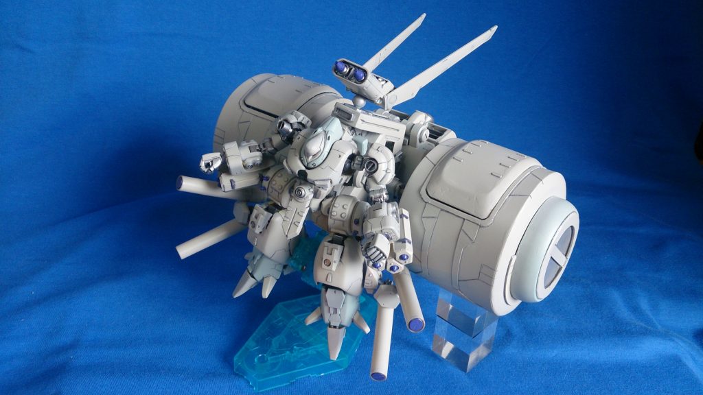 また、被弾による誘爆を避けるため。ズサ本体の内臓ミサイルをオミットし、ミサイルポッドはすべて切り離し出来るアタッチメント方式を採用している。

僚機と共に戦闘空域に突入。