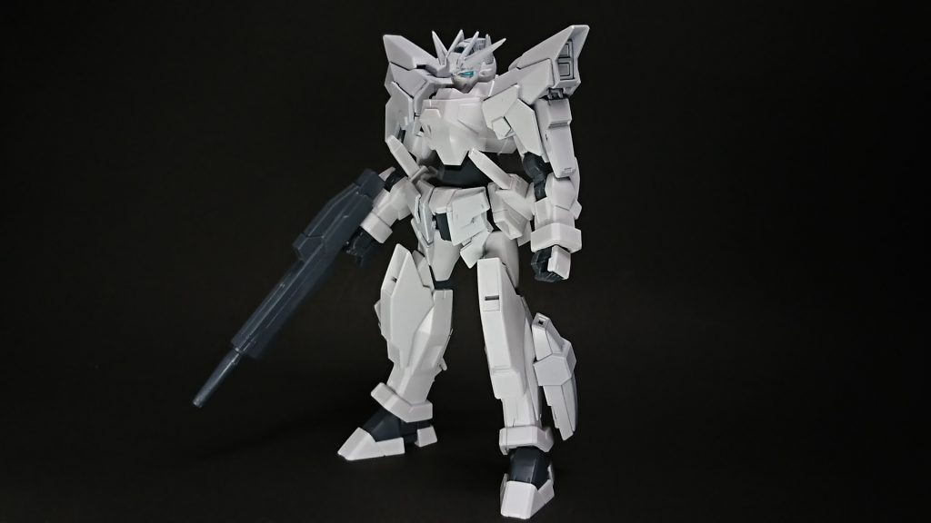 フロントショット
HGAGE GエグゼスをベースにAGe-3オービタルやGバウンサーを使用してミキシングしている。
なお、脚部のパーツは3ミリプラ棒で加工しているだけなので回転が出来る。