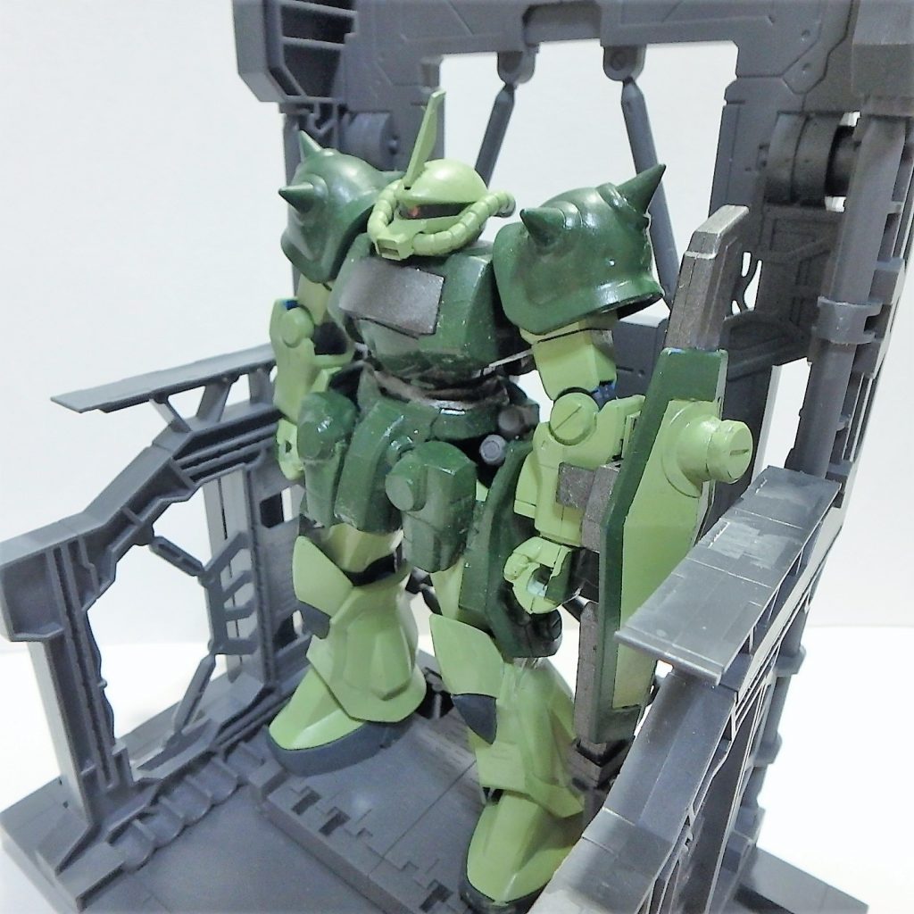 肩の曲がったトゲは切断し、ノーマルトゲを移植。元の曲がったトゲでは、敵MSに突き刺せないと判断しました。