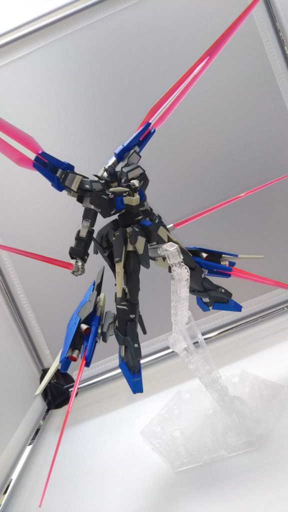 ビーム刃最大展開状態――めっちゃ味方を攻撃に巻き込みそう
※厳密にはMGのGNソード2のビーム刃が二つしかないので、脚部の基部から伸びてるのはHGのGNソード2のビーム刃ですが