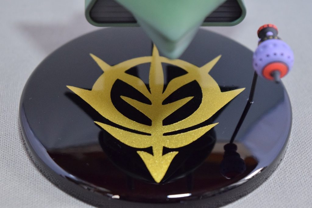 台座は100均のマグカップ蓋。
ジオンマーク塗装、ウレタン仕上げ。