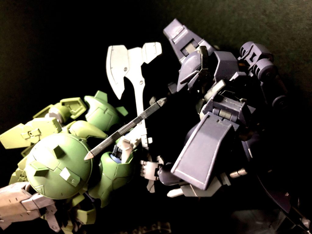 VSグレイズアイン!!
突如現れ、仲間達を圧倒していくグレイズアインに必殺の突撃を仕掛けるグレイズ・デストルクシオン!鍔迫り合いは僅かにグレイズアインが押されており、このまま勝利が決まったと昌弘が確信したその瞬間、ブーストが急に停止した。短時間にブーストし過ぎた事により燃料切れを起こしたのだ。