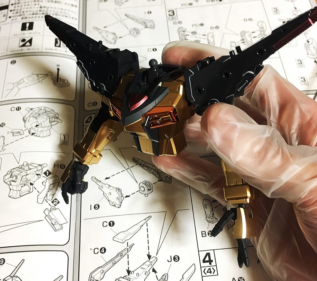 制作工程は特に変わった事もせずただ純粋にパチパチと進めていきました。
メッキに指紋がつかないようにゴム手袋をしながら組んでいます。