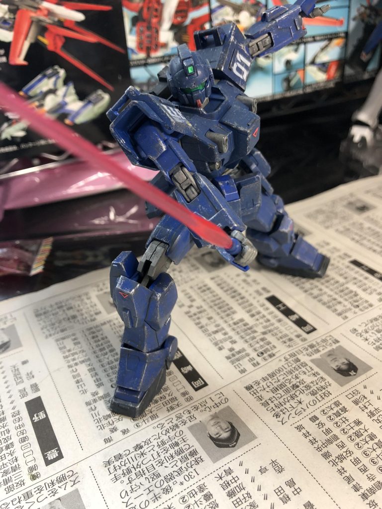 今回はほとんどビームサーベルを使用したポーズになってます。