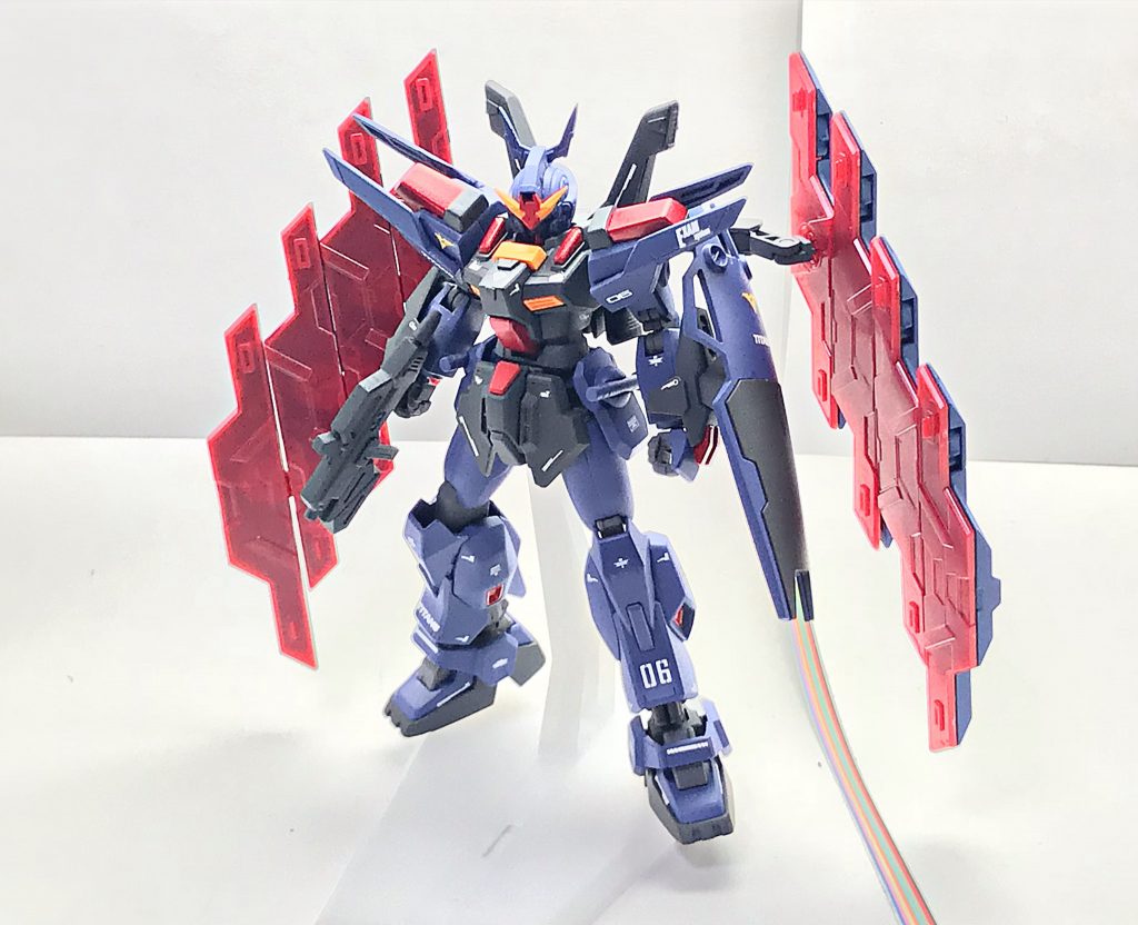 正面。残った8基のサイコ・プレートは狭苦しい潜伏拠点でもなるべく邪魔にならないよう、折りたたみ可能なアームに4基ずつマントのように懸架している。