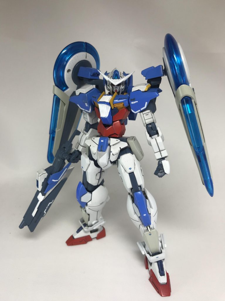 正面
素体はほぼダブルオースカイですが、胴体のバランス調整やナックルガードや脚部のフィンを取っ払う事でシンプルなフォルムに。