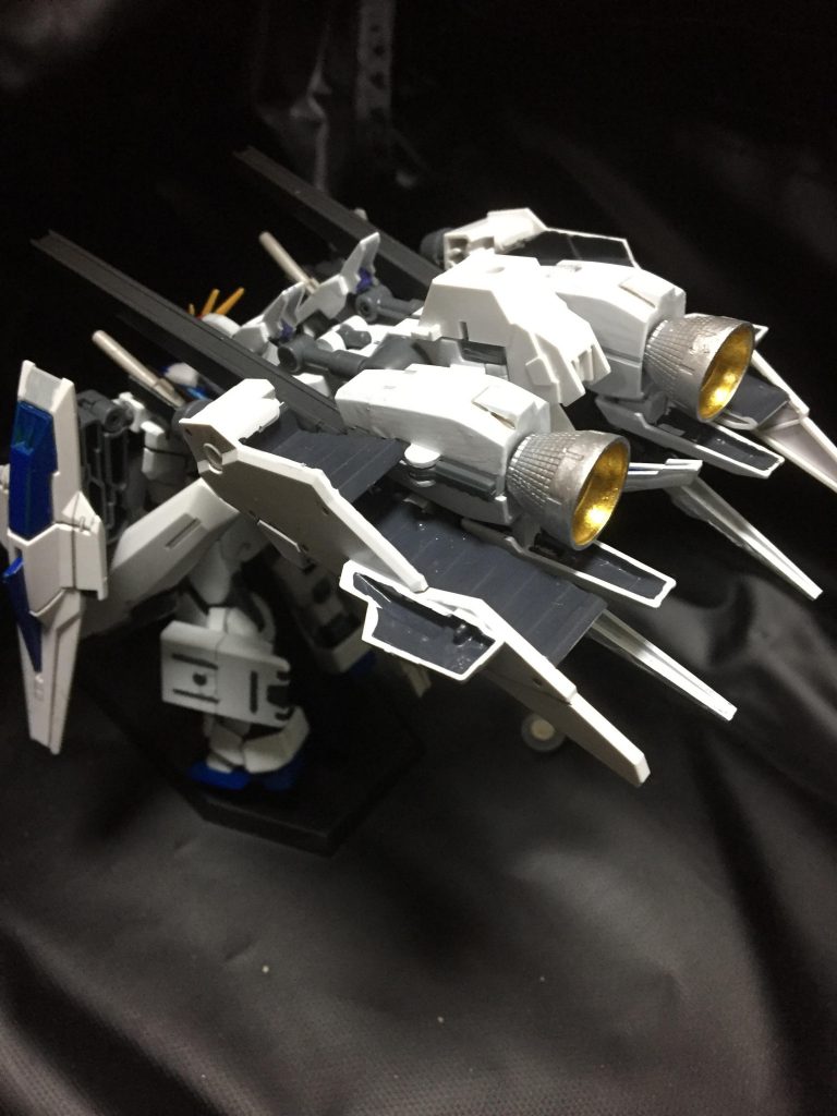 背面。この形態では自立は無理です。
あと複雑なポージングも無理です。