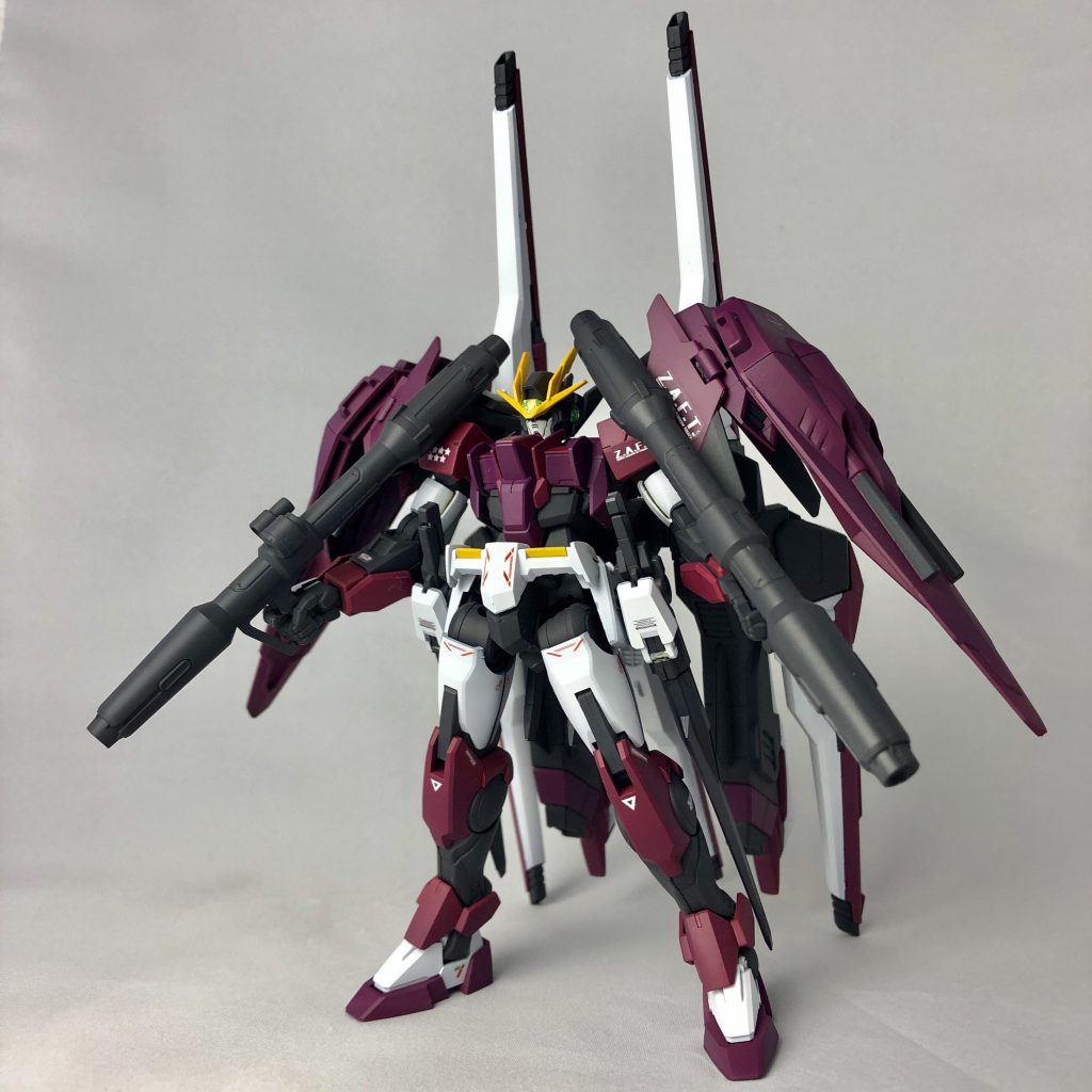 素立ちのバランスにかなりこだわりました。
武器を背負い過ぎてトップヘヴィーに見えがちなラインを武器の付け替えや変形でしっかり2足立ちが可能になります。