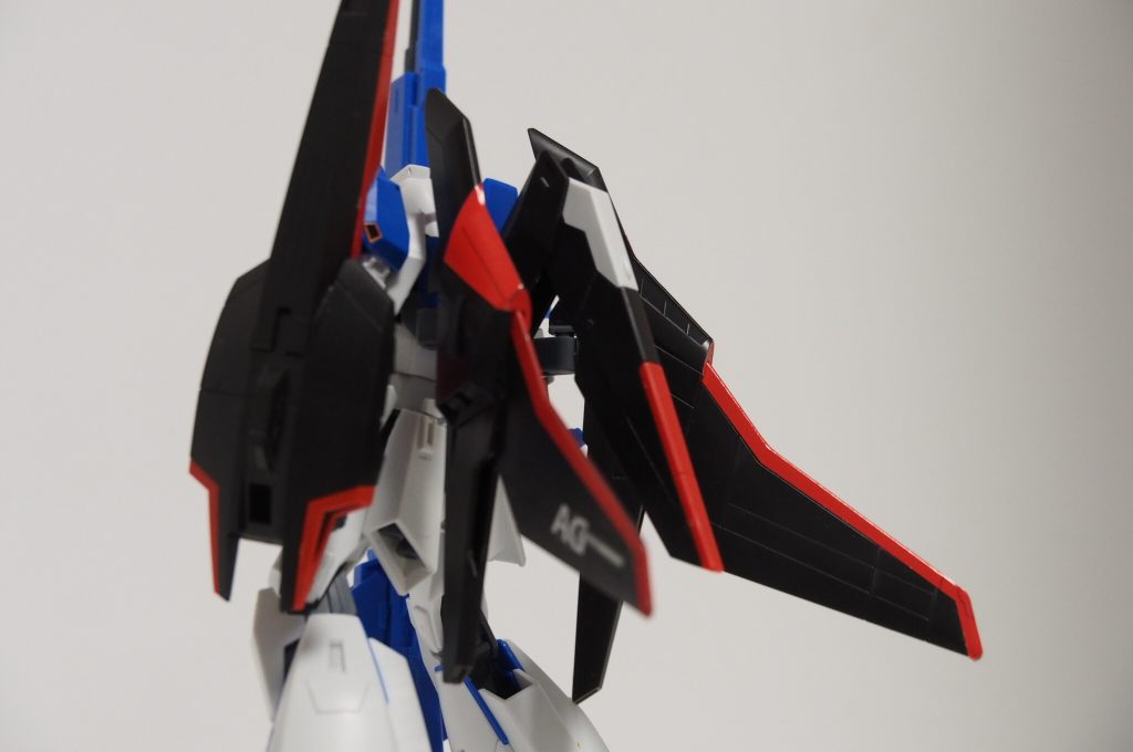 ある一定世代にとってHGのZガンダムといえばウェイブシューターじゃないでしょうか？Zプラス風なこのフライングアーマーだと奥行きが出て安定感があります。